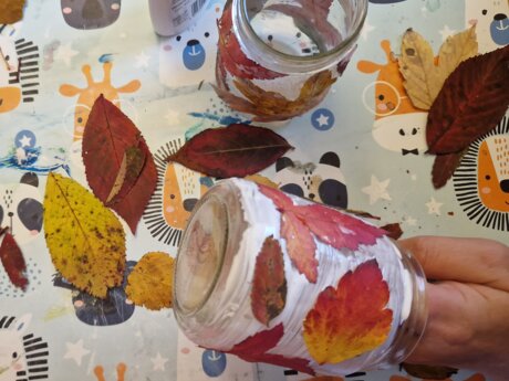 Bunte Blätter auf Einmachglas aufkleben | © Serfaus-Fiss-Ladis Marketing GmbH