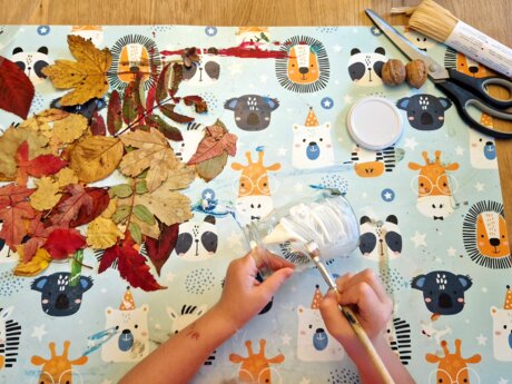 Saubere Marmeladengläser mit Kleber bestreichen | © Serfaus-Fiss-Ladis Marketing GmbH