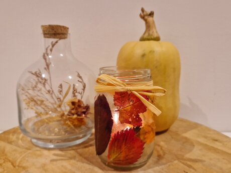 Unser Herbstbasteltipp sind bunte Windlichter aus einem alten Einmachglas | © Serfaus-Fiss-Ladis Marketing GmbH