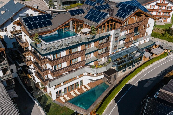 Pool schräg von oben