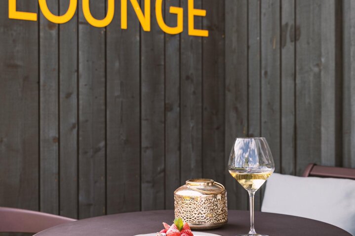 2024_Muirenhof_Sommer_Kulinarik_ErdbeerMacaron_WES