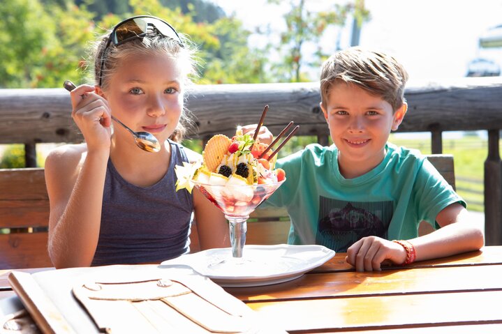 Hausgemachter Eisbecher im Restaurant Leithe Wirt